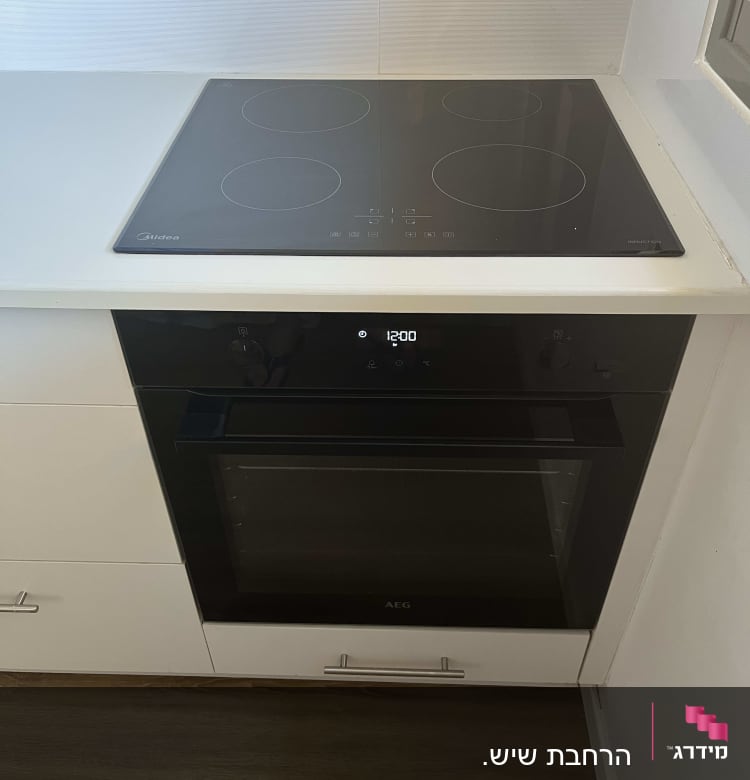 שיש לבן במטבח עם כיריים חשמליות